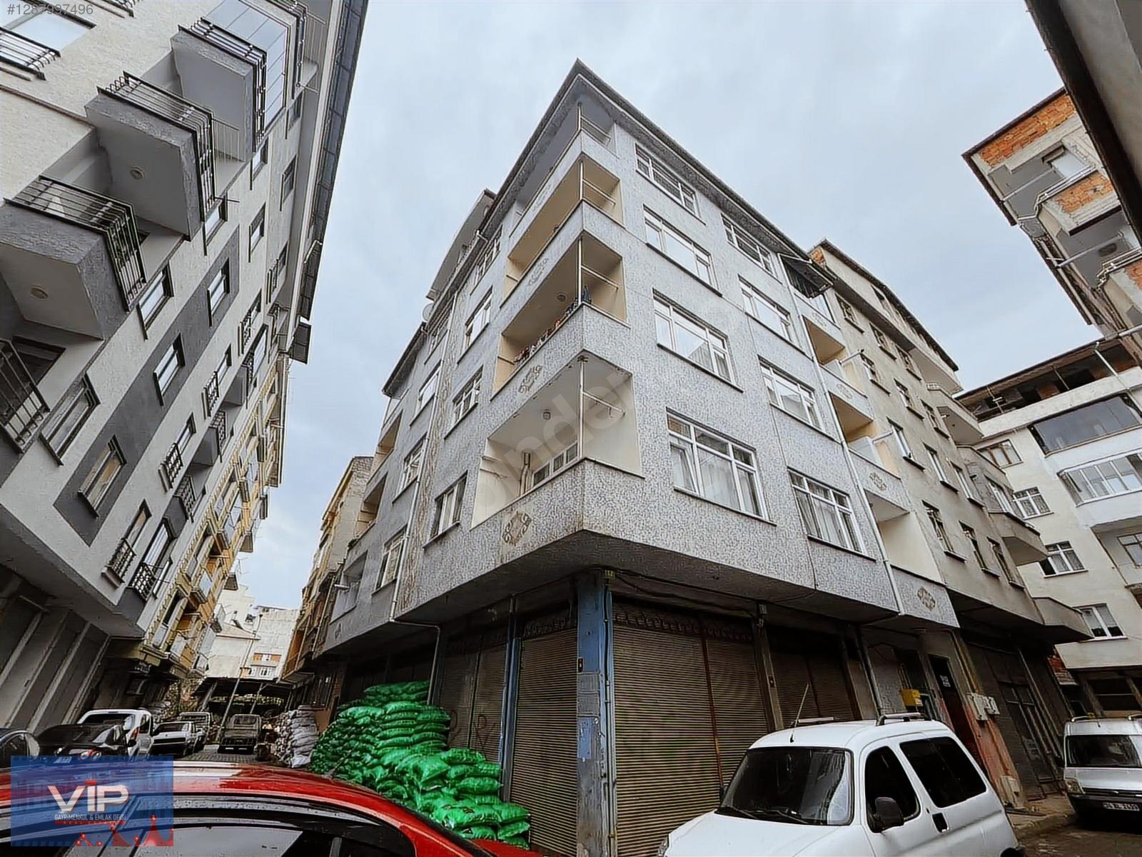 VIP GAYRİMENKUL DEN ARAKLI MERKEZDE CADDEYE YAKIN 2+1