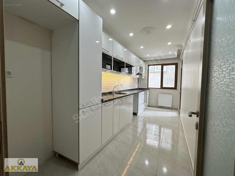METROBÜSE 2 DK YÜRÜME MESAFESİNDE 2+1 120m2 OTOPARKLI BİNA