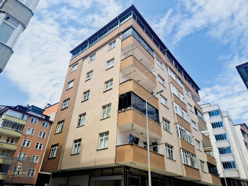CİVANDAN ARAKLI RİZE CADDENİN BİR SOKAK ARKASI GENİŞ SATILIK 3+1