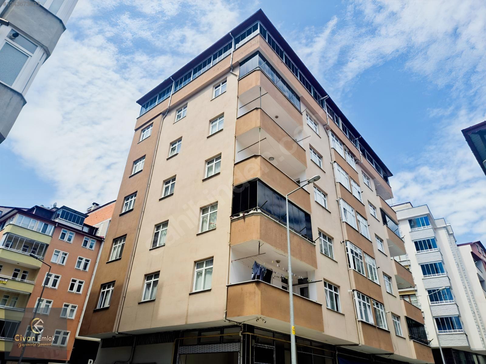 CİVANDAN ARAKLI RİZE CADDENİN BİR SOKAK ARKASI GENİŞ SATILIK 3+1