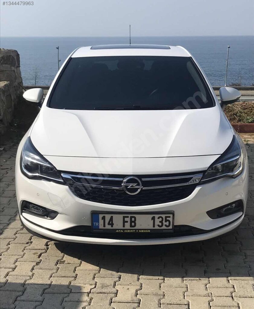 Düşük km Hatasız sanruflu 2018 çıkışli ful paket