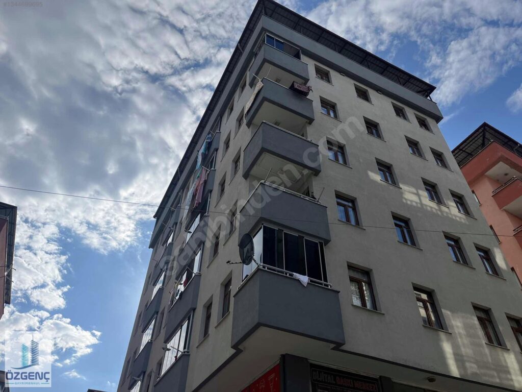 Ö z G e N ç’ten ARAKLI GENİŞ CADDEDE SATILIK 200 m2 TERAS DAİRE